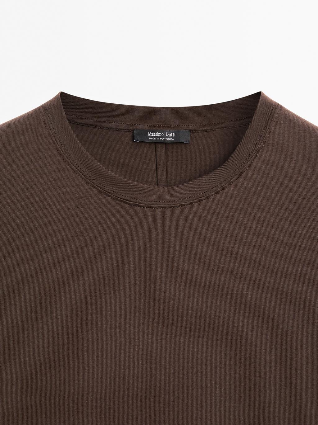 Short sleeve T-shirt with topstitching detail