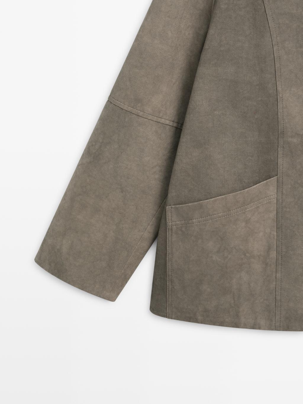 Water-repellent jacket with layered collar