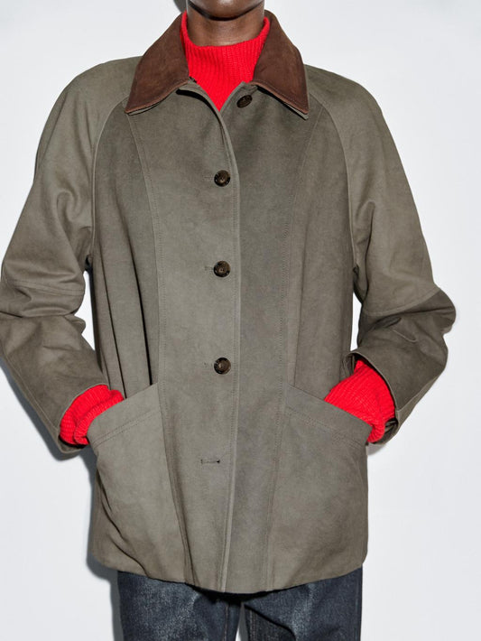 Water-repellent jacket with layered collar