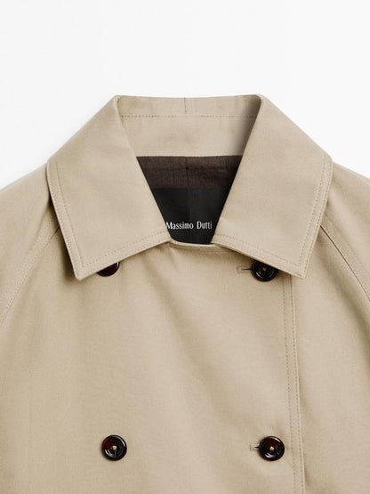 Short trench coat with button detail on the collar