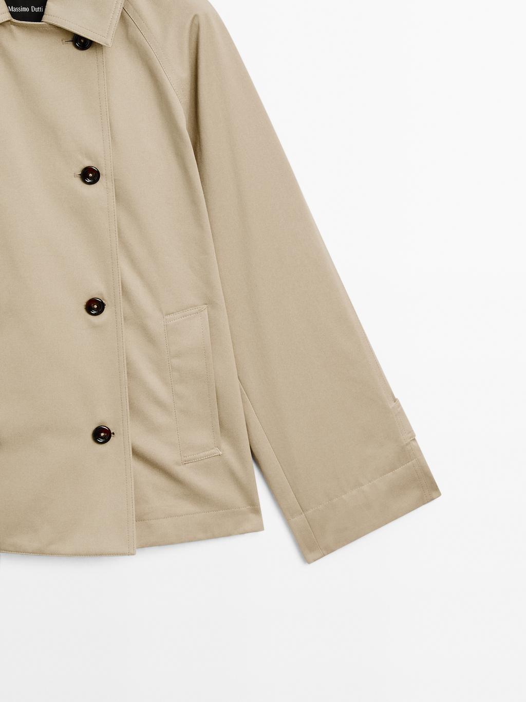 Short trench coat with button detail on the collar