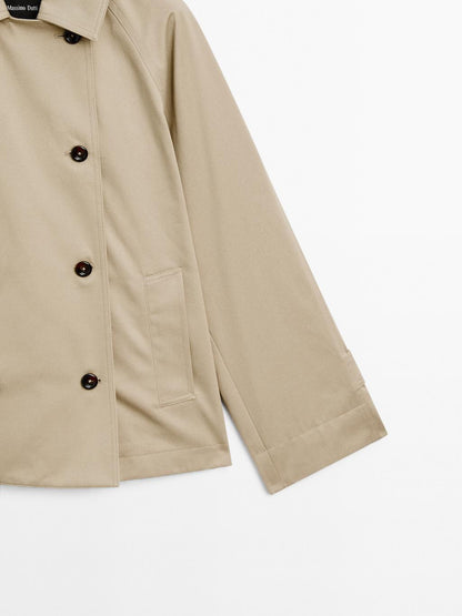 Short trench coat with button detail on the collar