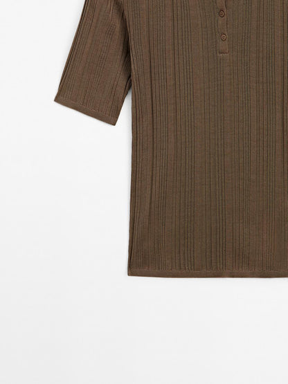 100% cotton polo shirt with ribbed detail