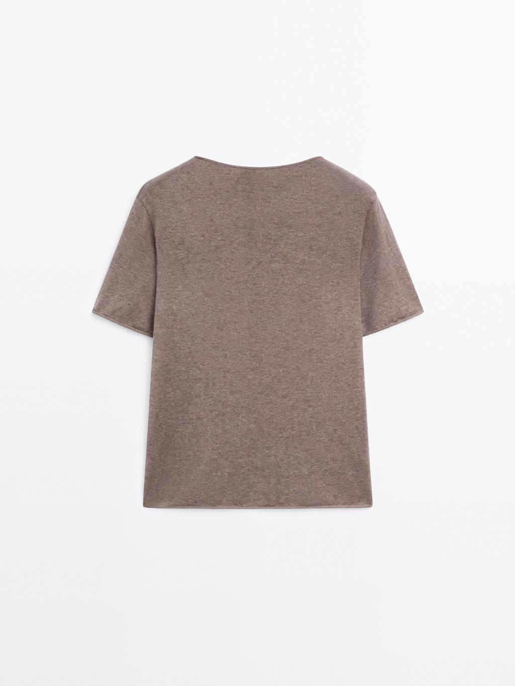 Short sleeve T-shirt with asymmetric fastening