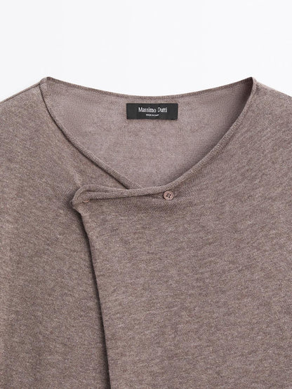 Short sleeve T-shirt with asymmetric fastening