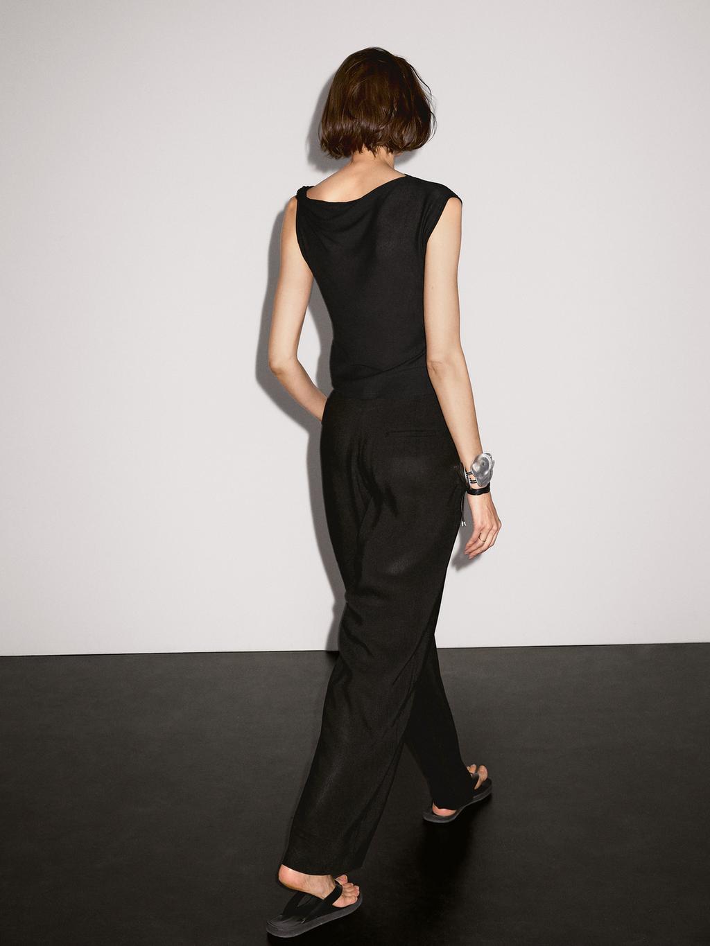 Asymmetric top with knot detail