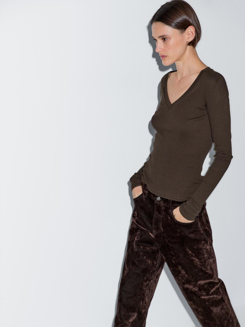 Ribbed V-neck T-shirt with long sleeves