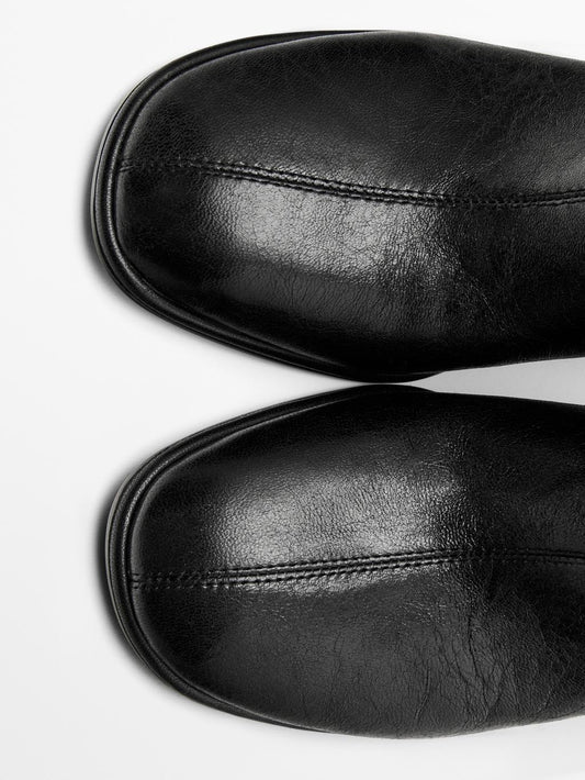 High-heel boots with elastic gores on the leg