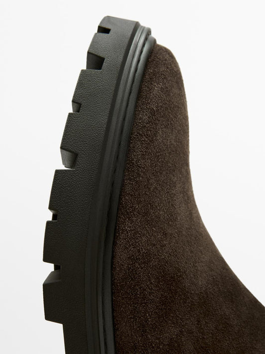 Flat Chelsea boots with track sole
