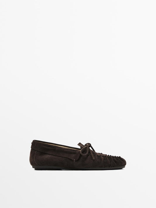 Split leather loafers with gathered bow