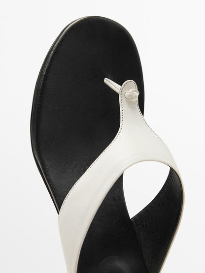 Heeled sandals with toe divider