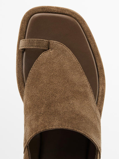 Sandals with quilted insoles