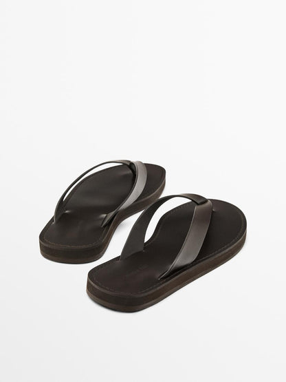 Leather sandals with toe divider