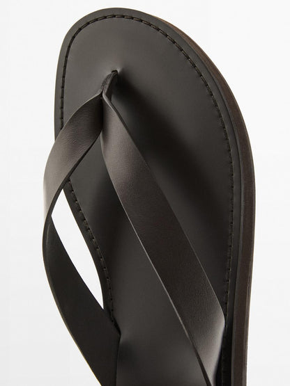 Leather sandals with toe divider